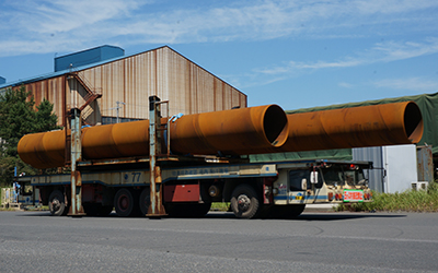 特殊車両による長尺鋼管の輸送業務
